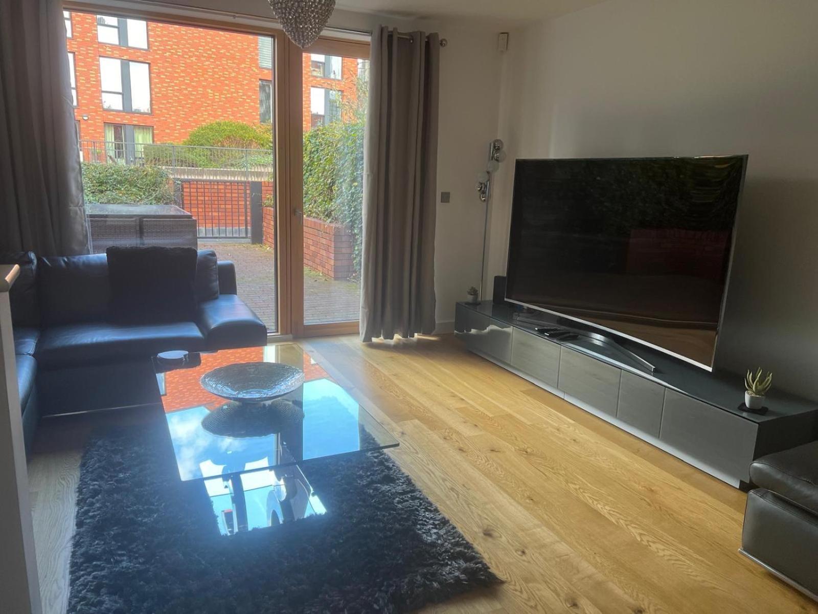Сasa de vacaciones Luxury Modern Town House, Centre, Free Secured Parking