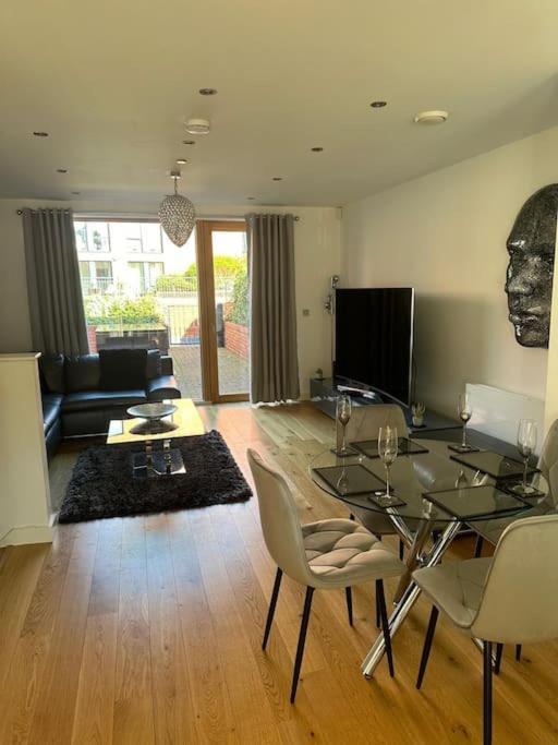Сasa de vacaciones Luxury Modern Town House, Centre, Free Secured Parking *